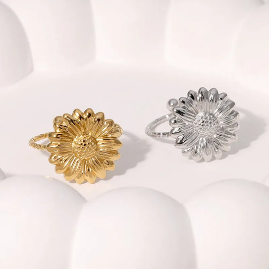 anillo abierto 304 acero inoxidable bañado en oro 18k diseño flor Loyobriyida fondo blanco