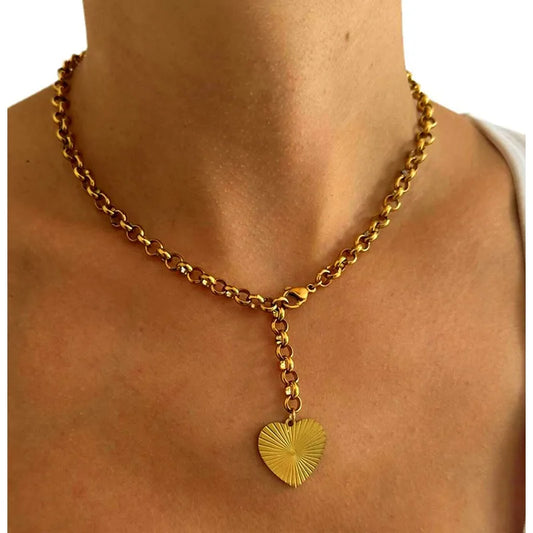 collar 316l acero inoxidable bañado en oro 18k diseño cruz Loyobriyida fondo blanco