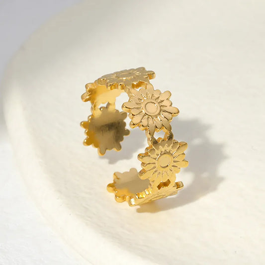 anillo 304 acero inoxidable bañado en oro 18k diseño flor Loyobriyida fondo blanco