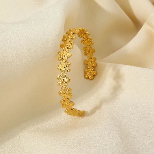 brazalete 304 acero inoxidable bañado en oro 18k diseño pétalo Loyobriyida fondo blanco