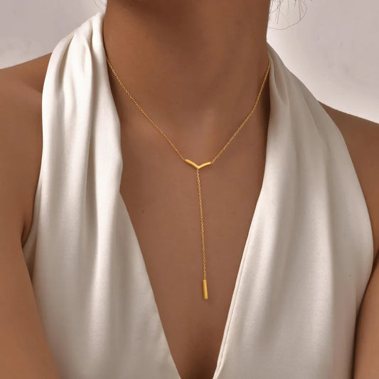 collar 304 acero inoxidable bañado en oro 18k Loyobriyida fondo blanco