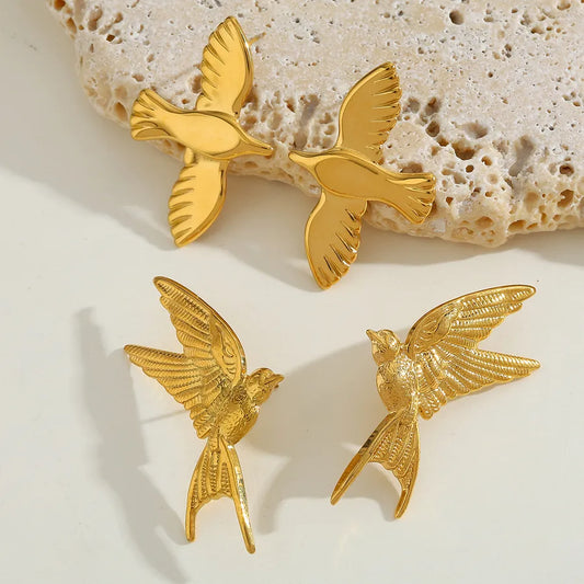 pendientes 304 acero inoxidable bañado en oro 18k diseño pájaro Loyobriyida fondo blanco