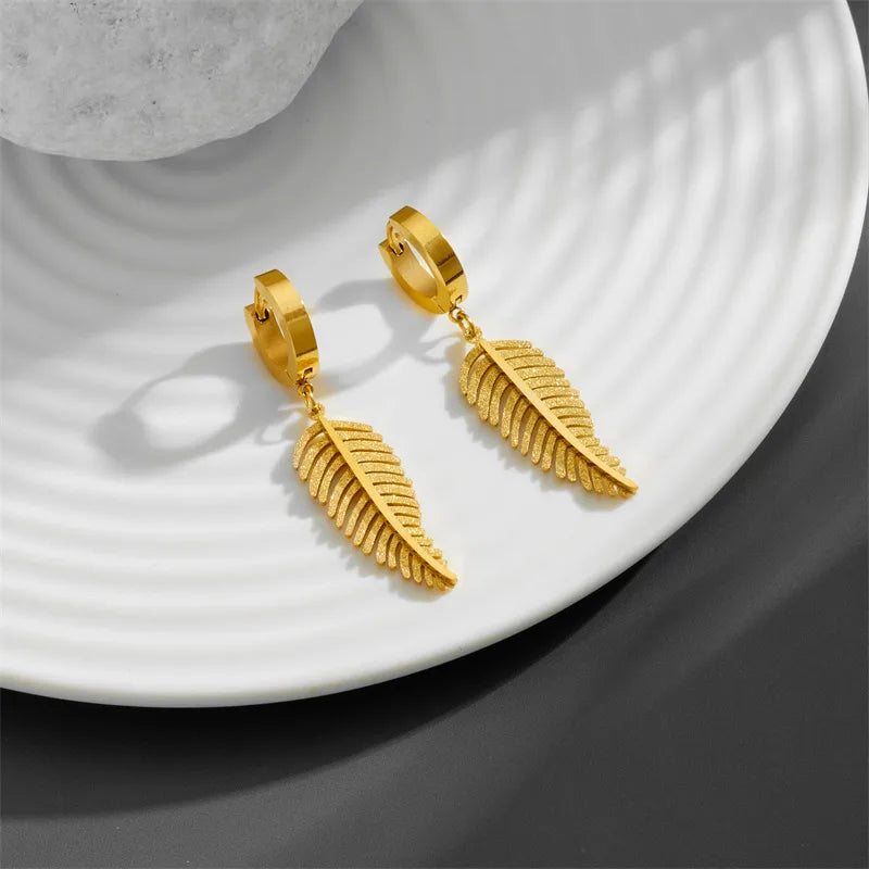pendientes acero titanio bañado en oro 18k Loyobriyida fondo blanco