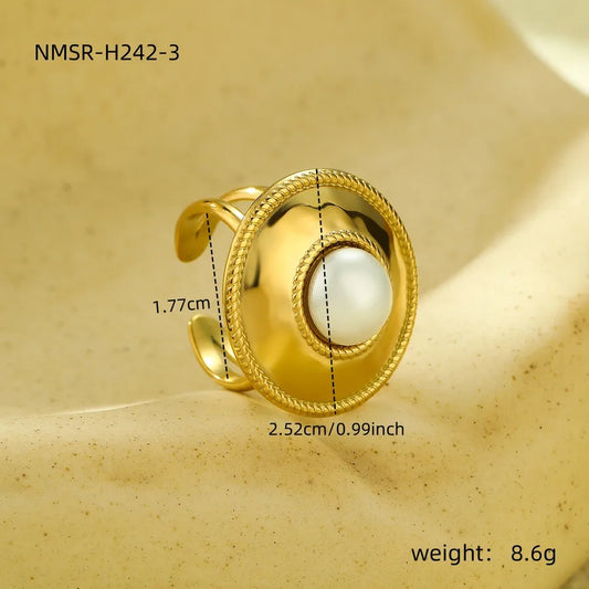 anillo abierto piedra natural bañado en oro diseño redondo Loyobriyida fondo blanco