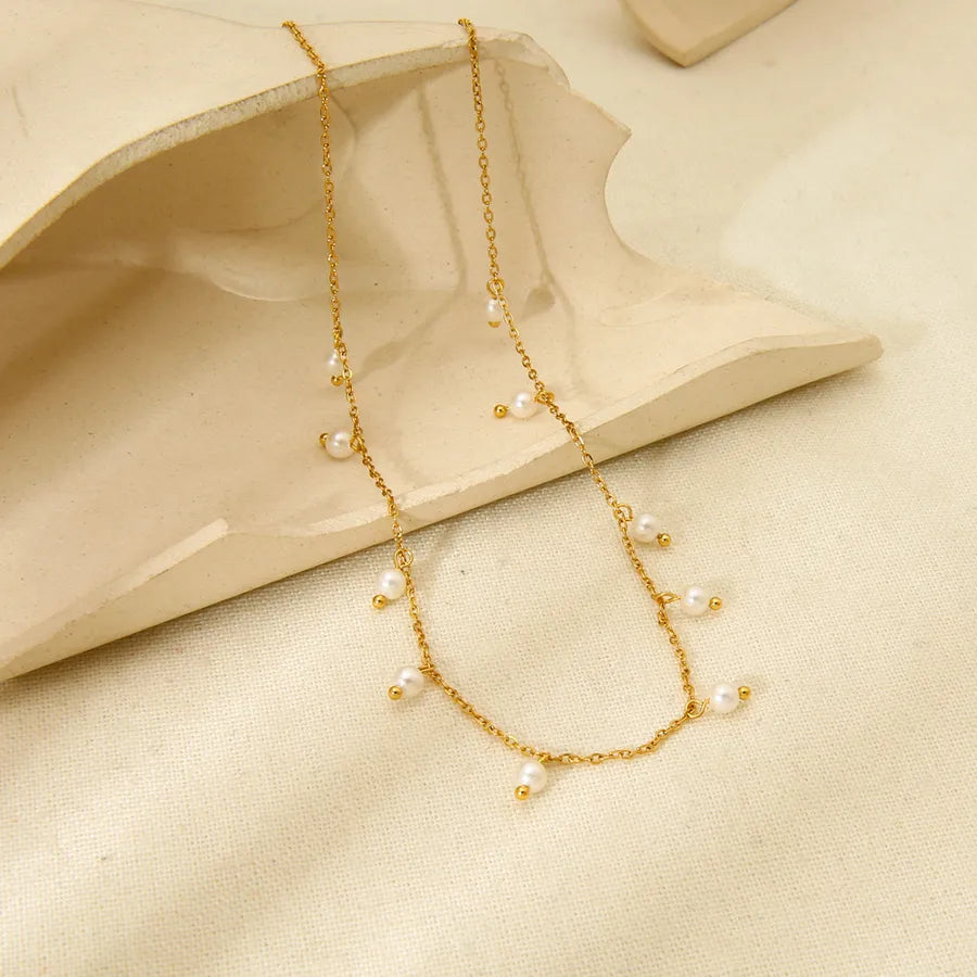 collar 304 acero inoxidable bañado en oro diseño geométrico Loyobriyida fondo blanco