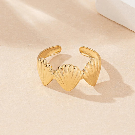 anillo abierto hierro bañado en oro diseño concha Loyobriyida fondo blanco