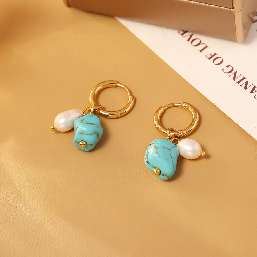 pendientes artificial perla bañado en oro diseño irregular Loyobriyida fondo blanco