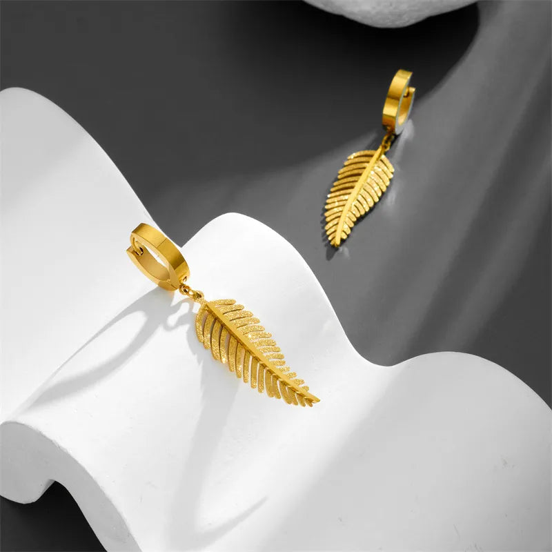pendientes acero titanio bañado en oro 18k Loyobriyida fondo blanco