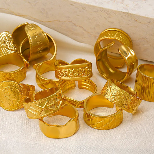 anillo 304 acero inoxidable bañado en oro 18k diseño geométrico Loyobriyida fondo blanco