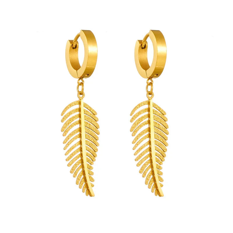 pendientes acero titanio bañado en oro 18k Loyobriyida fondo blanco